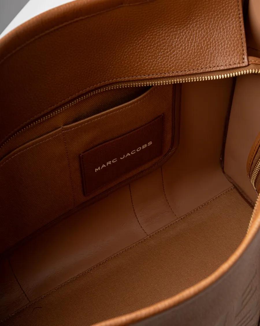 Marc Jacobs Shoppers & Totes Grained Leather Large Shopper Bag With Embossed Lo in bruin
