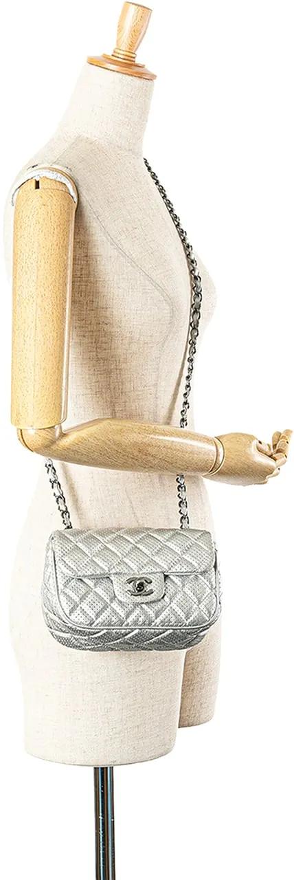 Thumbnail - Chanel Hobo Bags - Mini Perforated Lambskin Punch Flap - Gr. unisize - in Silber - für Damen
