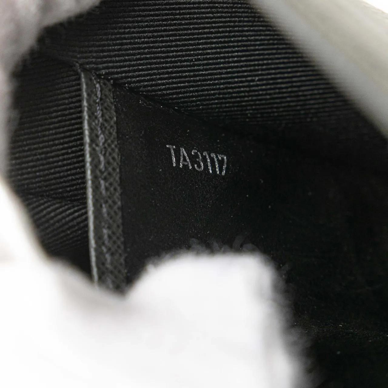 Thumbnail - Louis Vuitton Clutches - Taiga Pochette Voyage MM - Gr. unisize - in Schwarz - für Damen