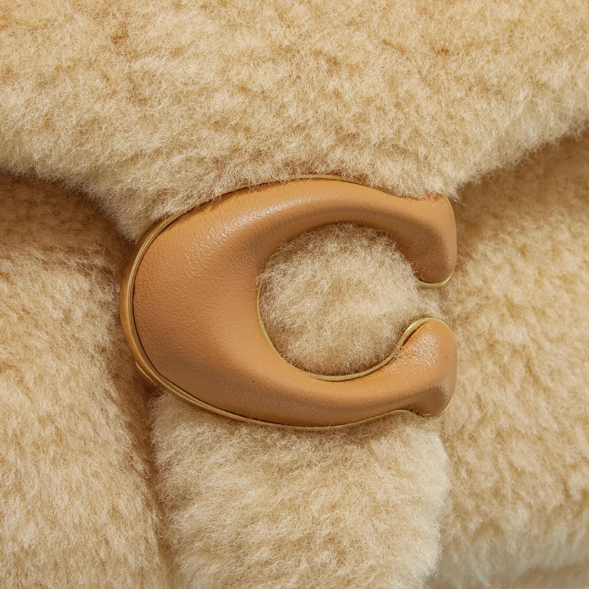 Thumbnail - Coach Pochettes - Leather Covered C Closure Shearling Pillow Tabby 2 - Gr. unisize - in Beige - für Damen