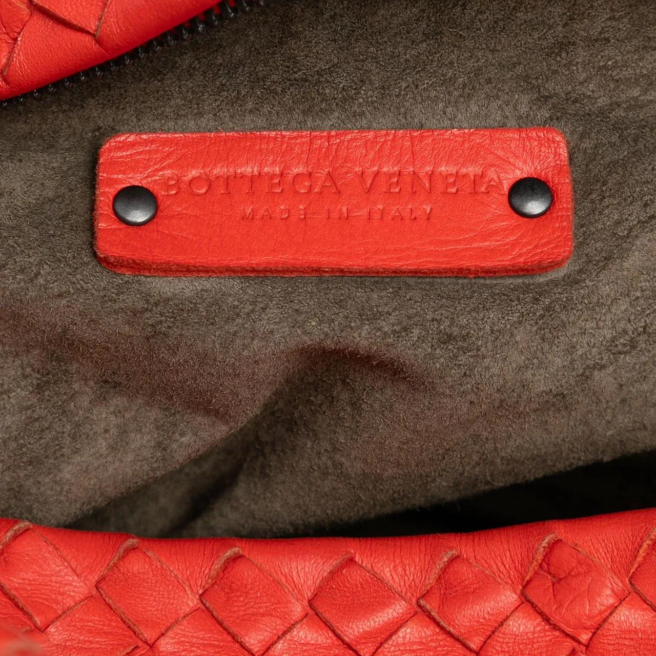 Thumbnail - Bottega Veneta Hobo Bags - Nappa Intrecciato Cube Shoulder Bag - Gr. unisize - in Rot - für Damen