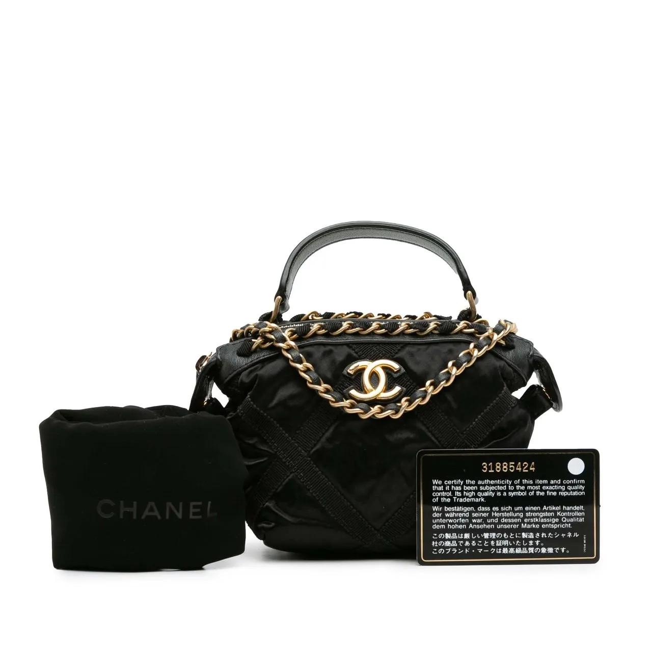 Chanel Clutches Nylon Grosgrain Lifestyle Clutch with Chain in zwart