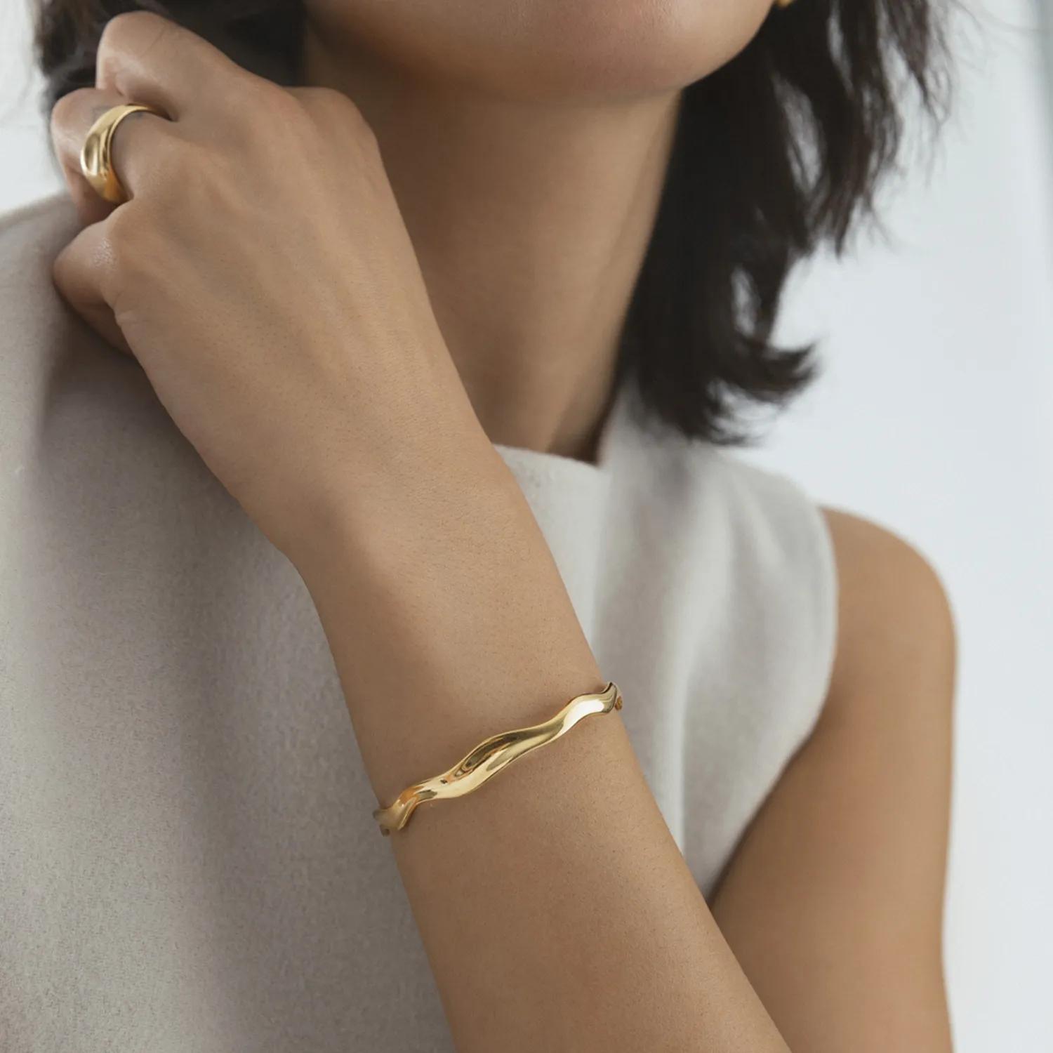 Thumbnail - Mockberg Armband - Wavy Bolded Cuff Armband - Gr. ONE SIZE - in Gold - für Damen