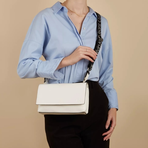 Calvin Klein Crossbody Bag Ultralight Umhängetasche Weiß (Image 2)