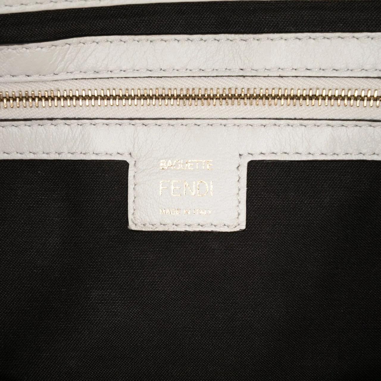 Thumbnail - Fendi Hobo Bags - Large Zucca Embossed Leather Baguette Satchel - Gr. unisize - in Weiß - für Damen