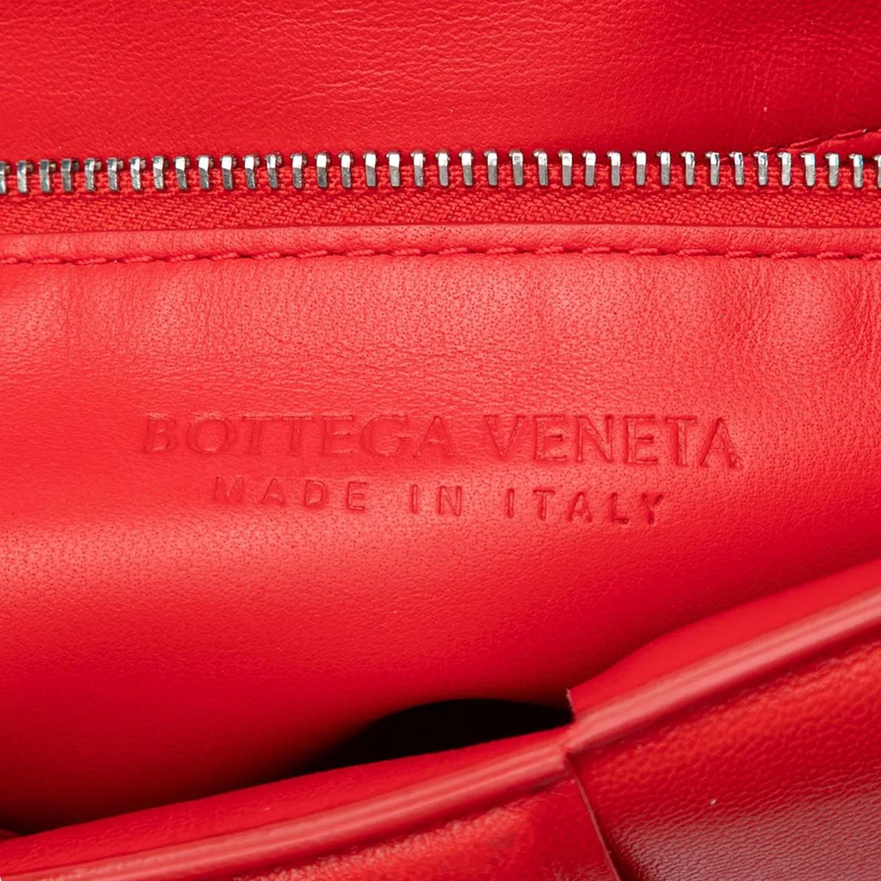 Thumbnail - Bottega Veneta Hobo Bags - Nappa Intrecciato Padded Chain Cassette Satchel - Gr. unisize - in Rot - für Damen