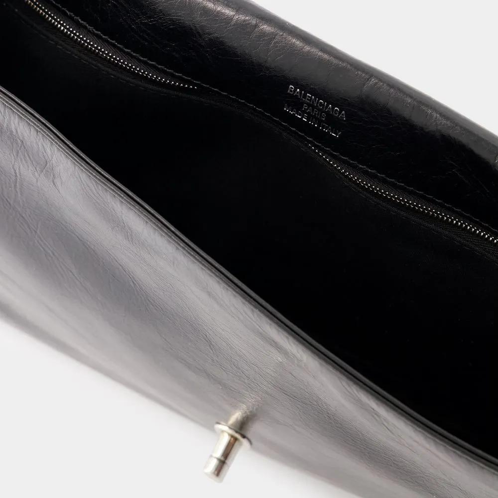 Balenciaga Shoppers Bb Soft Flap L Shoulder Bag Leather Black in zwart