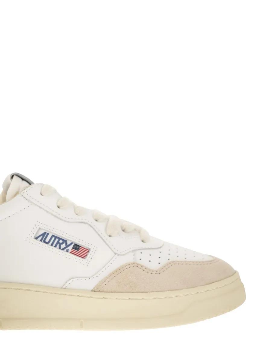 Thumbnail - Autry Low-Top Sneaker - Medalist Low - Leather And Suede Sneakers - Gr. 43 (EU) - in Beige - für Damen