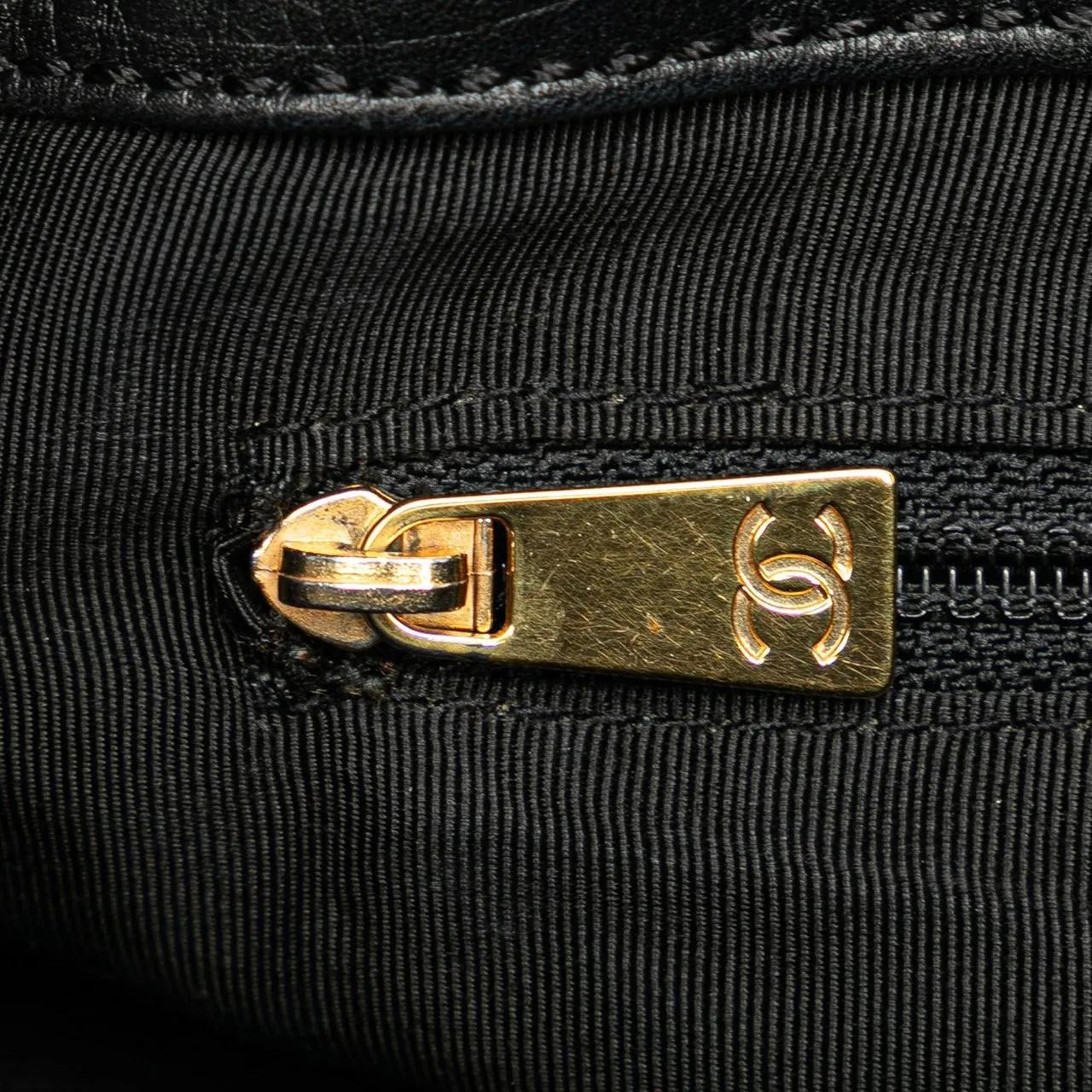 Chanel Totes & shoppers Embossed Lambskin CC Tote in zwart