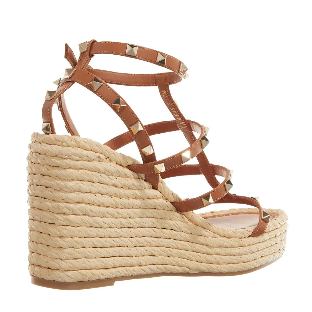 Valentino Garavani Espadrilles Rockstud Wedge Espadrilles in bruin