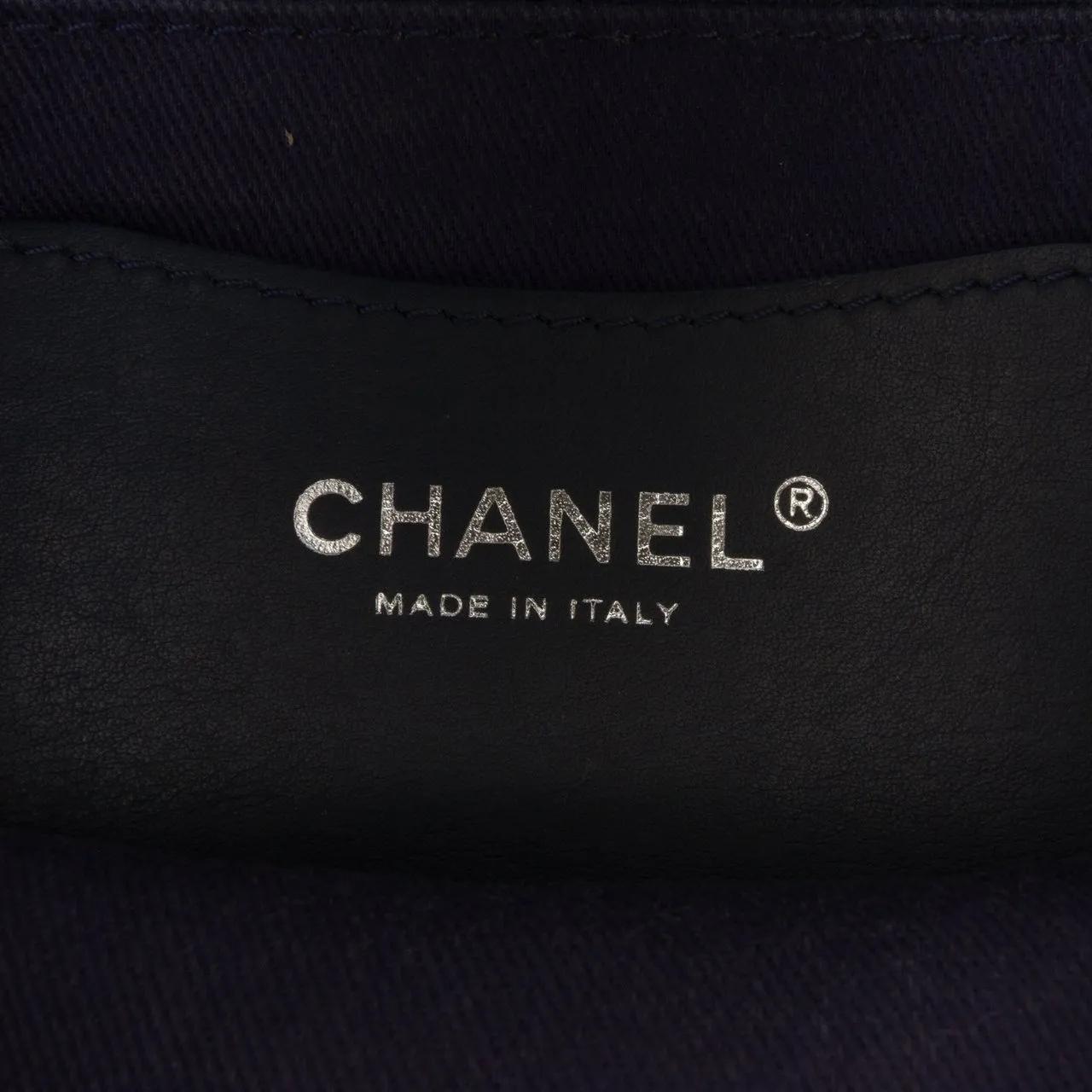 Thumbnail - Chanel Hobo Bags - Medium Embroidered Denim Camellia Flap - Gr. unisize - in Blau - für Damen