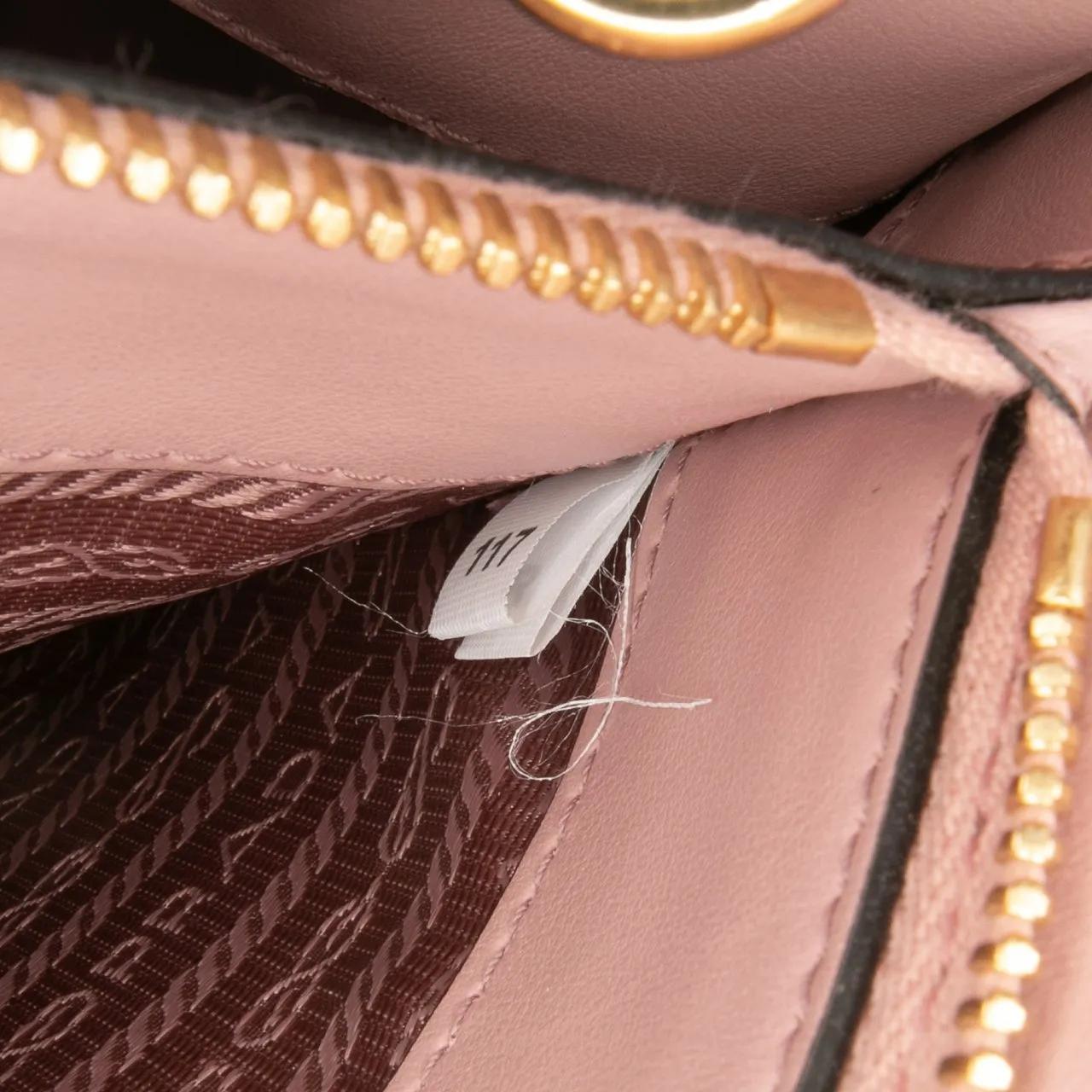 Thumbnail - Prada Hobo Bags - Small Saffiano Cuir Monochrome Top Handle Tote - Gr. unisize - in Gold - für Damen