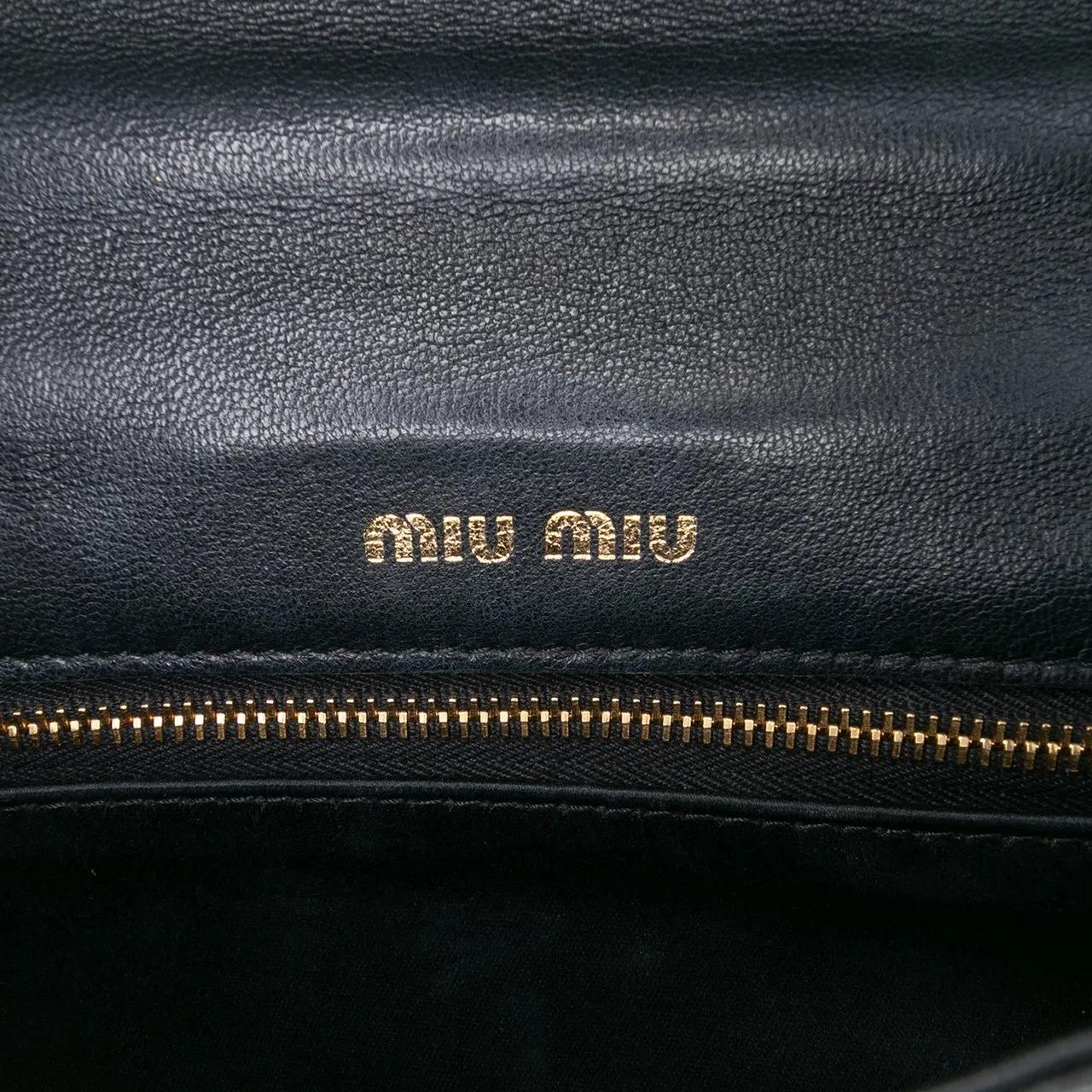 Thumbnail - Miu Miu Hobo Bags - Velluto Matelasse Confidential Chain Crossbody - Gr. unisize - in Schwarz - für Damen