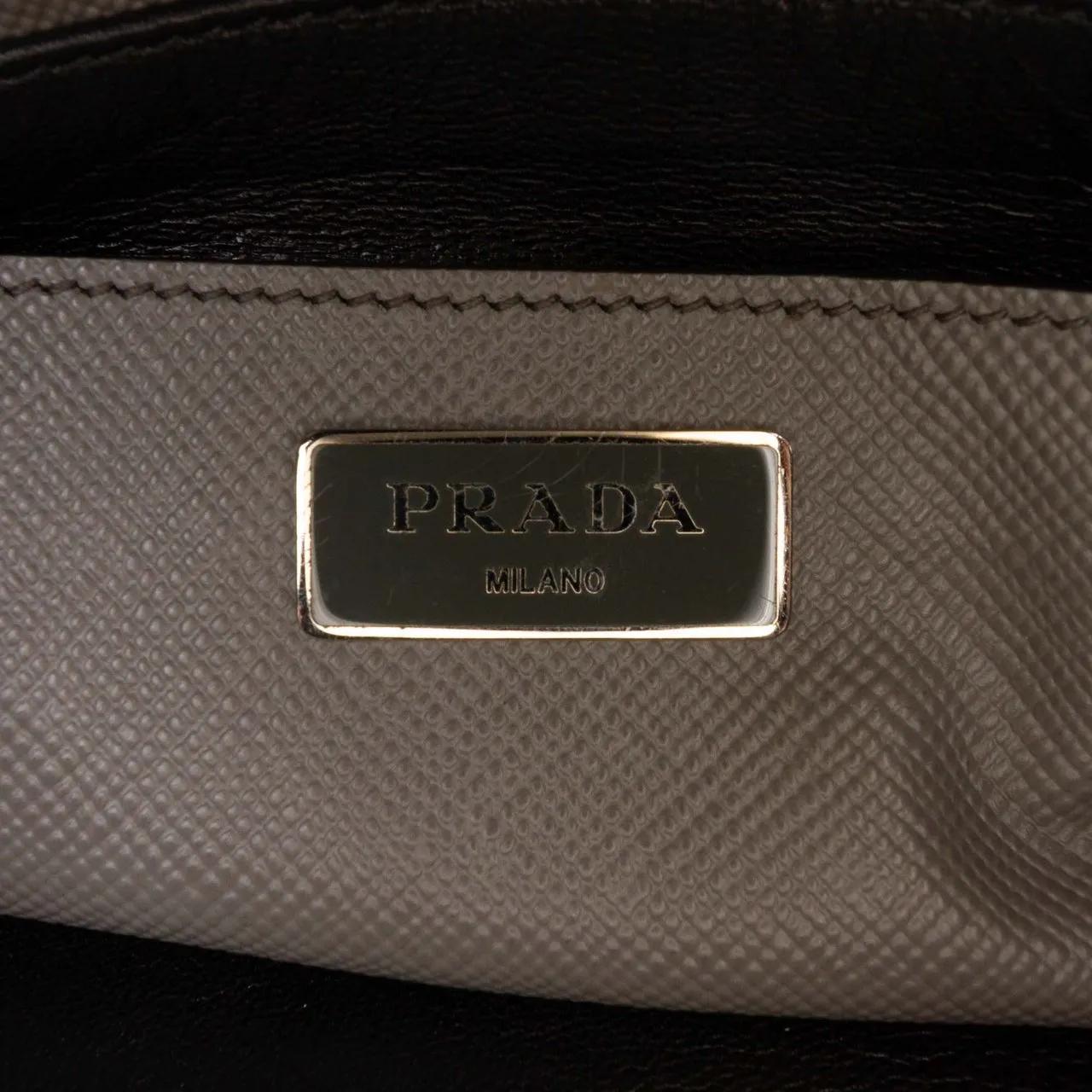 Thumbnail - Prada Hobo Bags - Saffiano Cuir Turnlock Twin Satchel - Gr. unisize - in Grau - für Damen