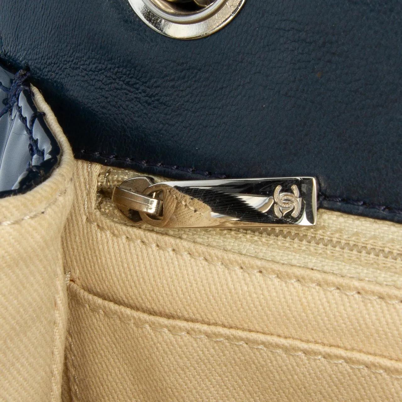 Thumbnail - Chanel Hobo Bags - Quilted Patent In The Business Flap - Gr. unisize - in Blau - für Damen