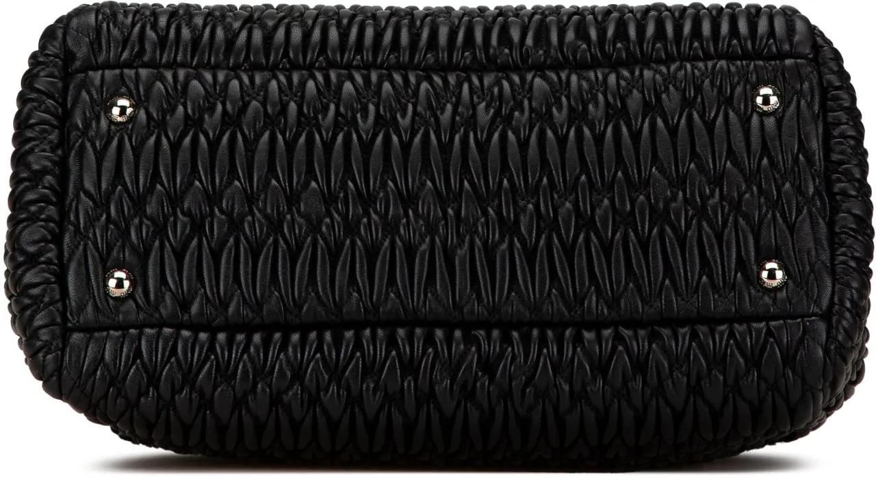 Miu Totes & shoppers Matelasse Nappa Crystal Satchel in zwart