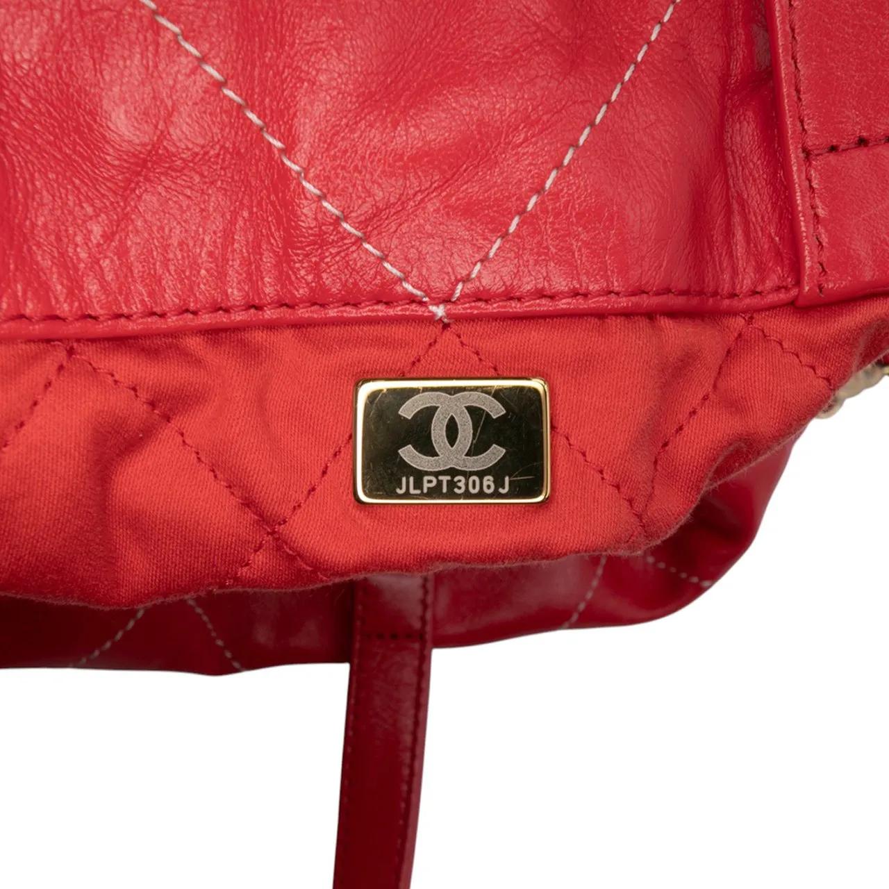 Thumbnail - Chanel Rucksäcke - Large Shiny Quilted Calfskin 22 Backpack - Gr. unisize - in Rot - für Damen