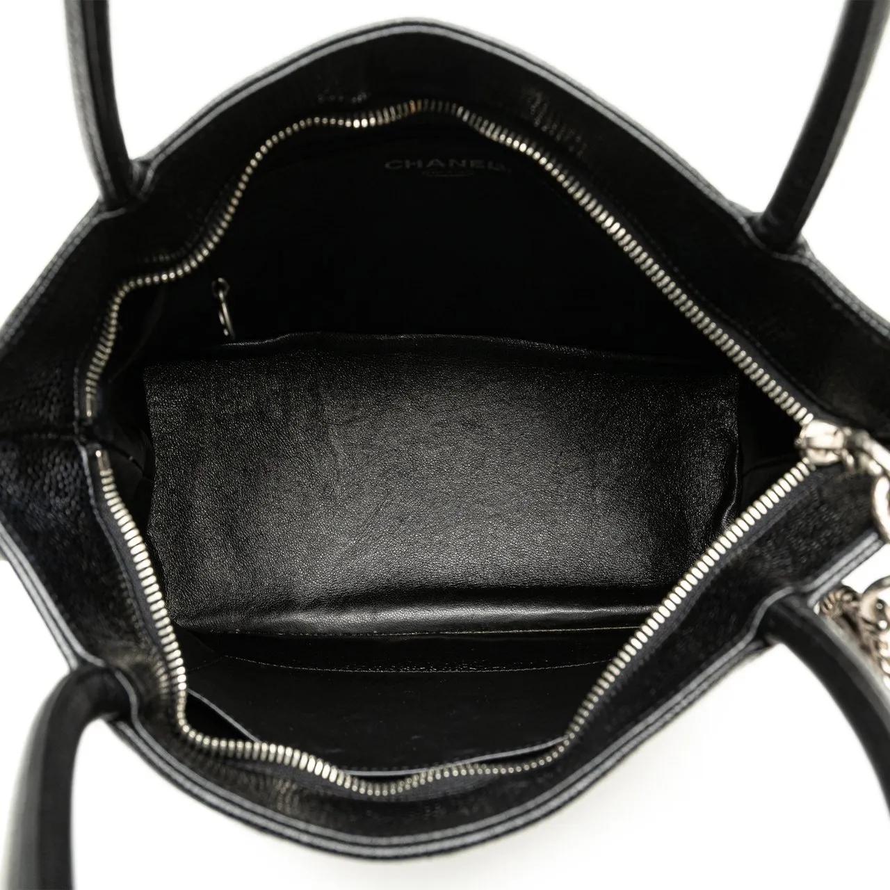 Chanel Crossbody bags 2000-2002 Caviar Medallion Tote in zwart
