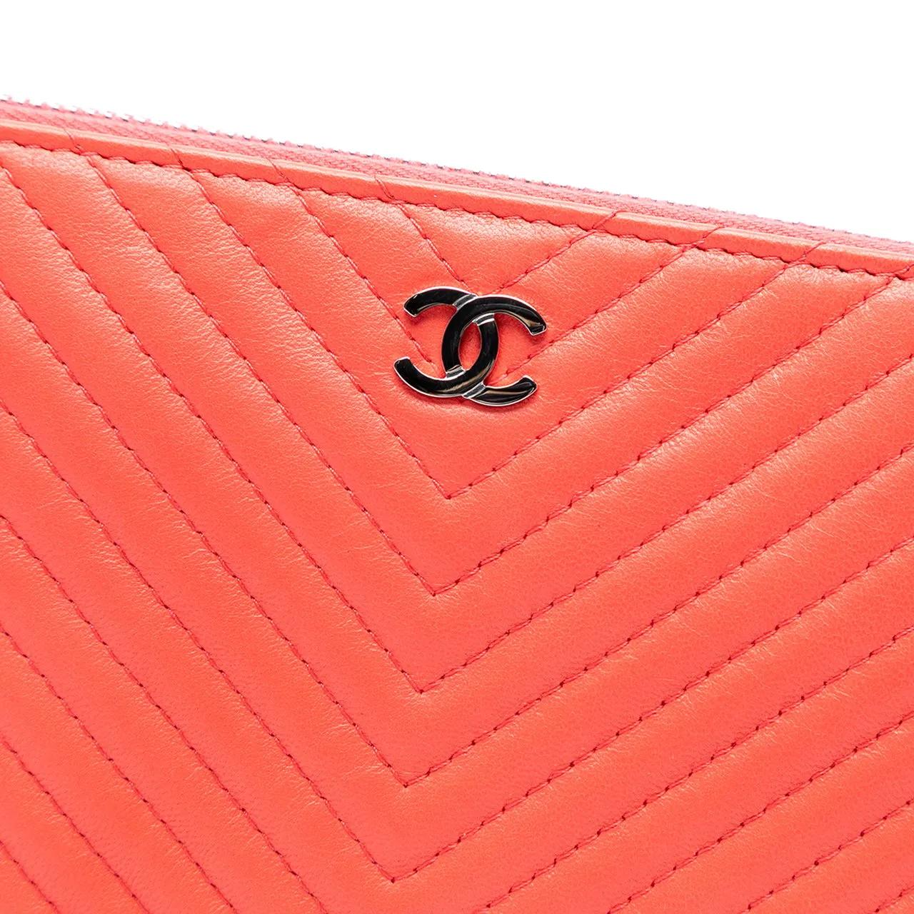 Thumbnail - Chanel Clutches - CC Chevron Calfskin Zip Clutch - Gr. unisize - in Orange - für Damen