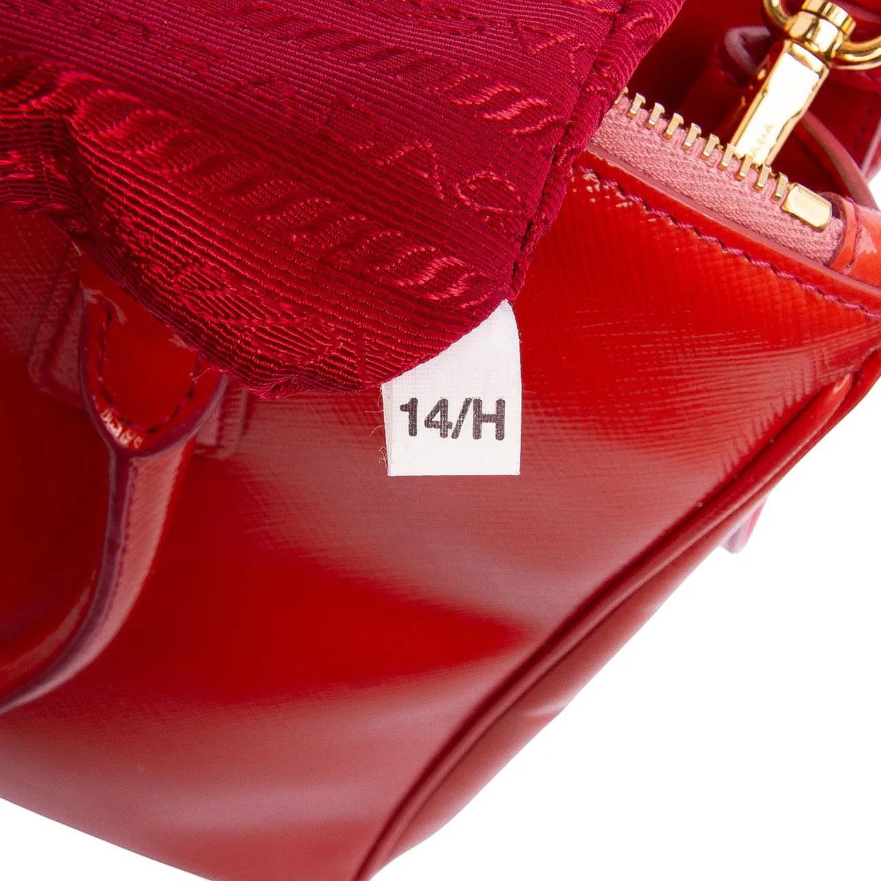 Thumbnail - Prada Hobo Bags - Saffiano Vernice Front Pocket Galleria Double Zip - Gr. unisize - in Rot - für Damen