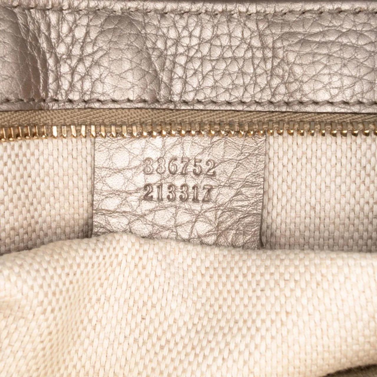 Thumbnail - Gucci Hobo Bags - Medium Metallic Leather Soho Chain Flap Crossbody - Gr. unisize - in Silber - für Damen