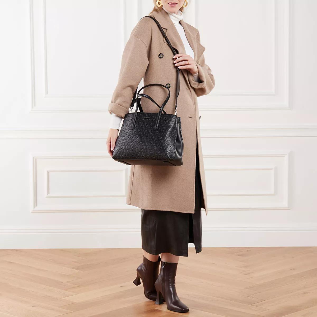 Calvin Klein Totes Ck Must Tote Medium-Emb Mono in zwart