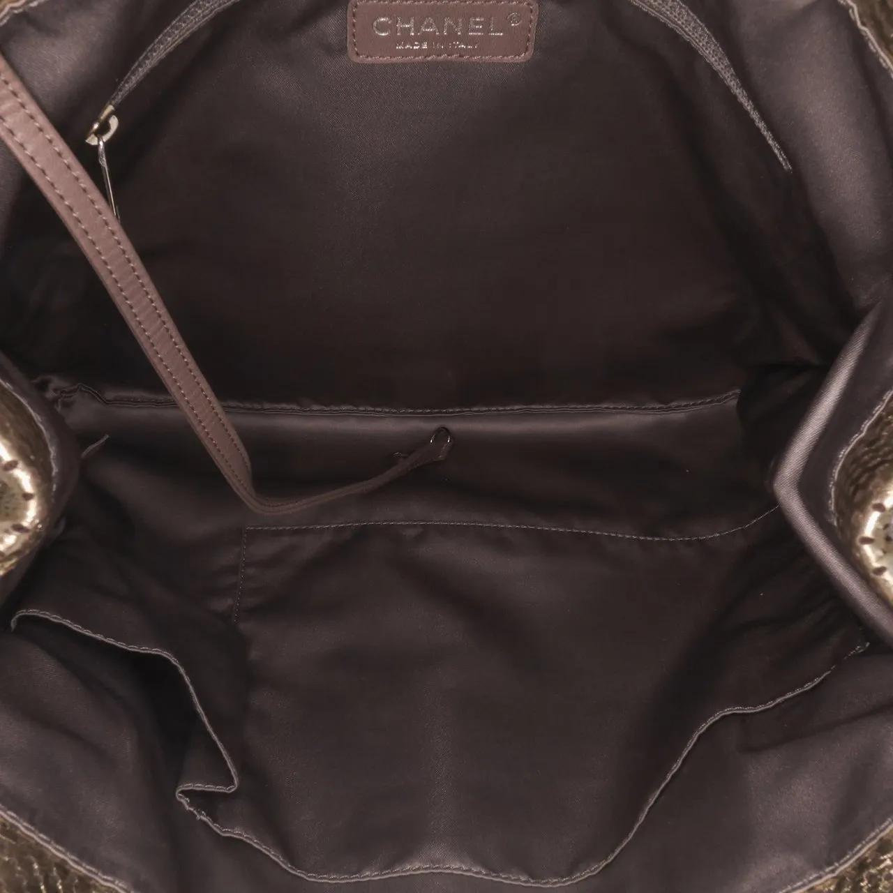 Thumbnail - Chanel Shopper - Perforated Crackled Metallic Calfskin Drill Tote - Gr. unisize - in Gold - für Damen