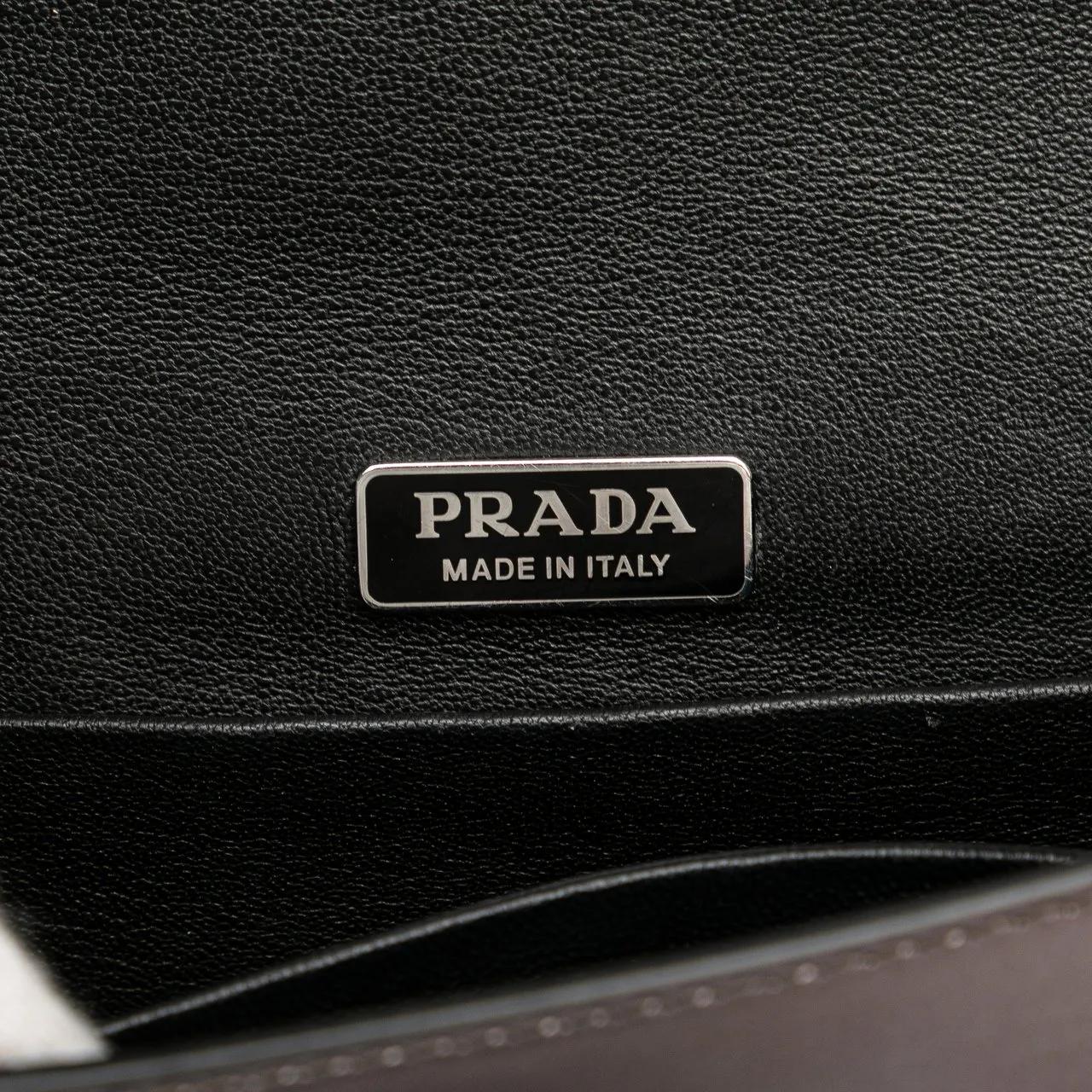 Thumbnail - Prada Hobo Bags - Saffiano Trimmed Metallic Vitello Cahier Bag - Gr. unisize - in Braun - für Damen