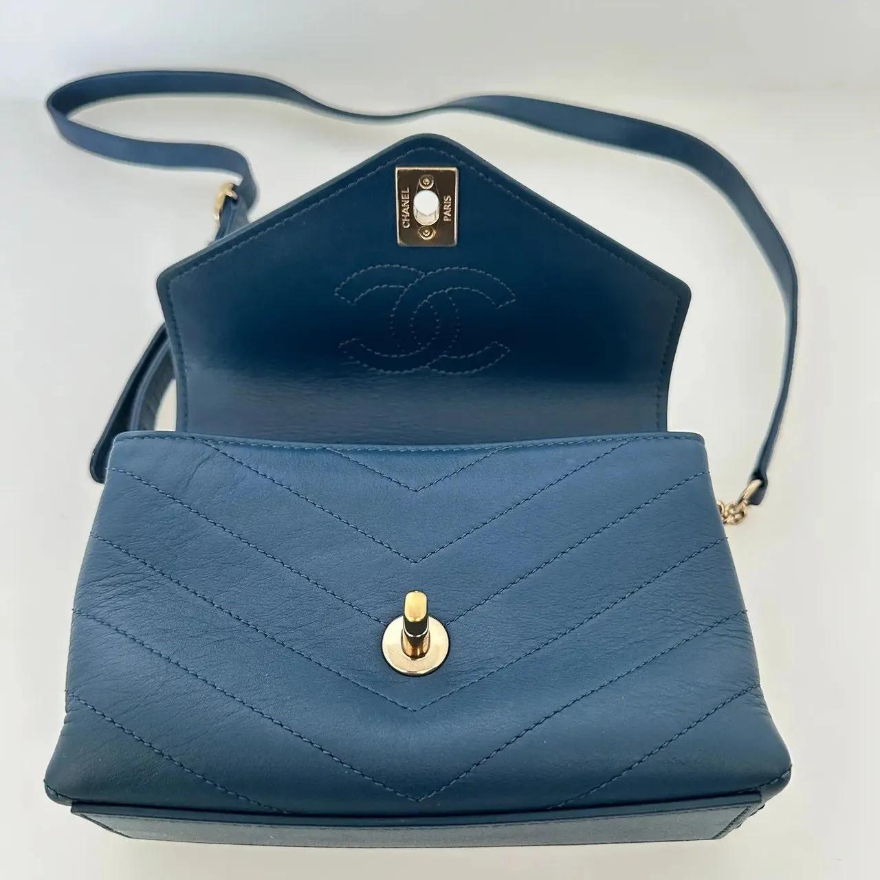 Thumbnail - Chanel Crossbody Bags - Chanel Chevron Coco Waist Bag blue / very good - Gr. unisize - in Blau - für Damen