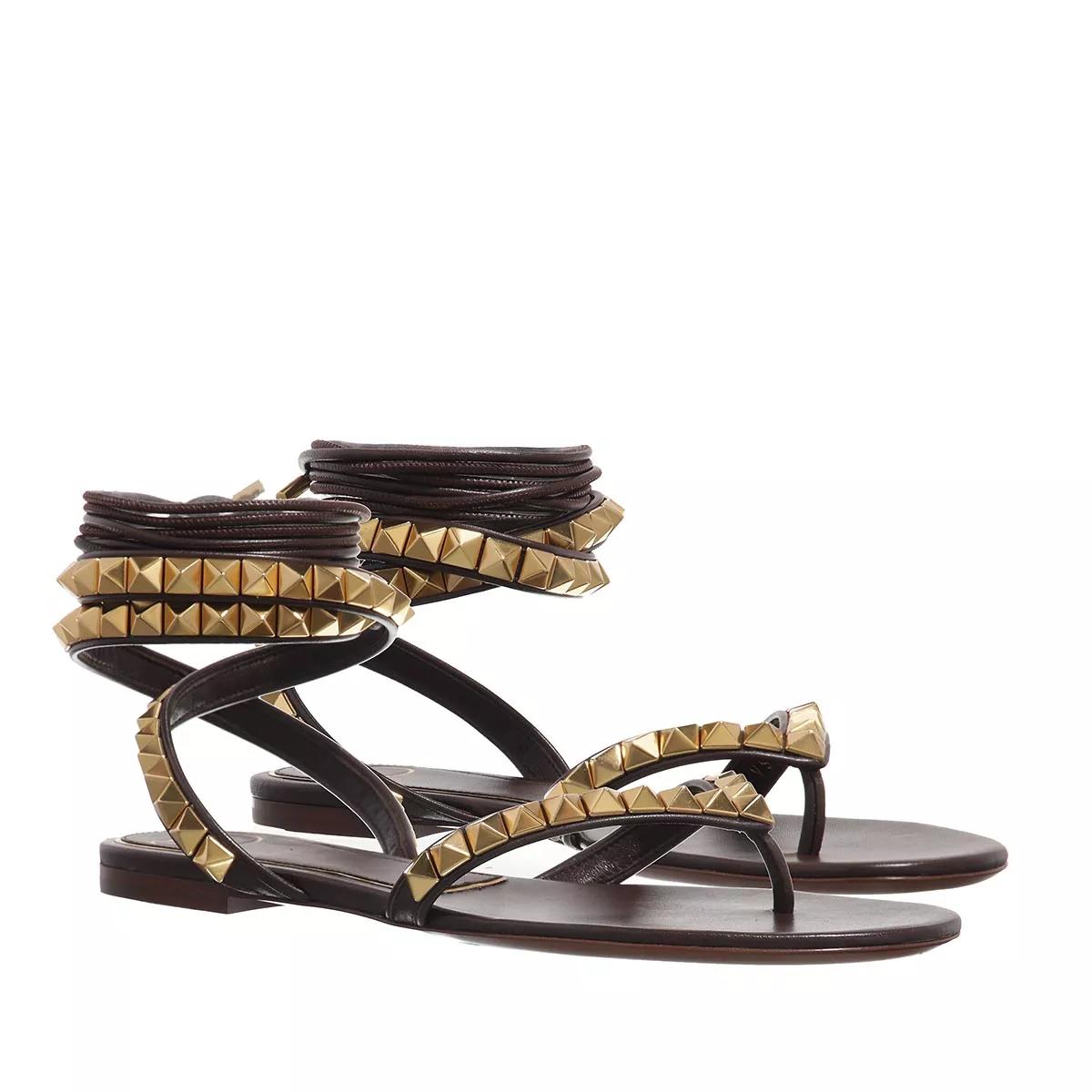 Valentino Garavani Sandalen & Sandaletten - Rockstud No Limit Flat Thong Sandals - Gr. 36 (EU) - in Braun - für Damen