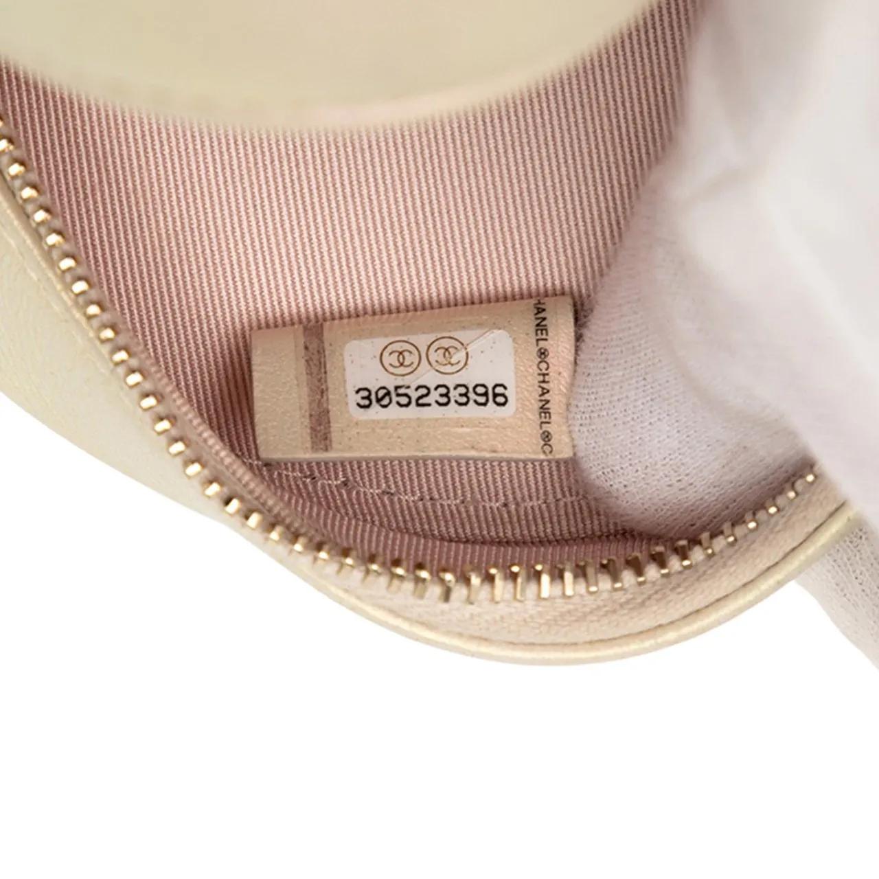 Thumbnail - Chanel Hobo Bags - Quilted Iridescent Lambskin Round Clutch With Chai - Gr. unisize - in Gold - für Damen