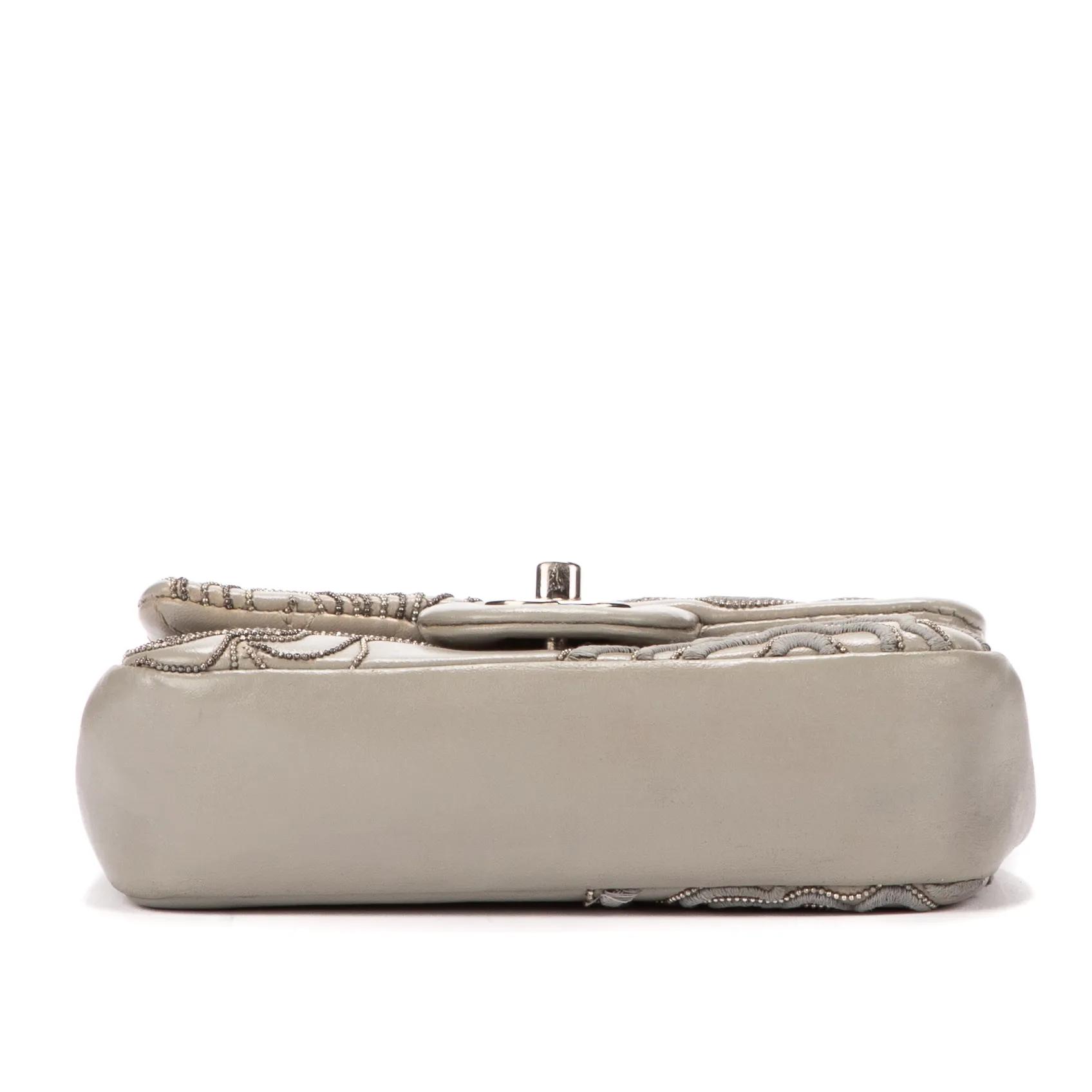 Thumbnail - Chanel Crossbody Bags - Timeless Flowers Embroidered Mini - Gr. unisize - in Grau - für Damen