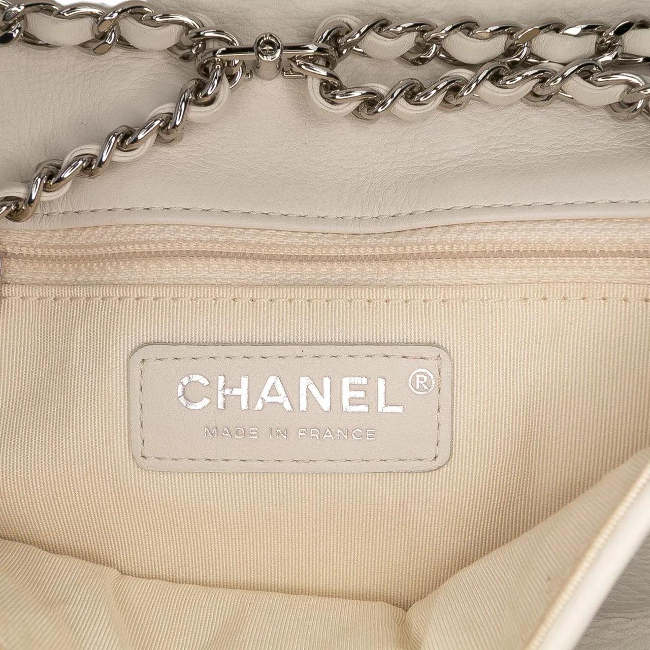 Thumbnail - Chanel Hobo Bags - Mini Quilted Lambskin and Metallic Trim Elementary - Gr. unisize - in Weiß - für Damen