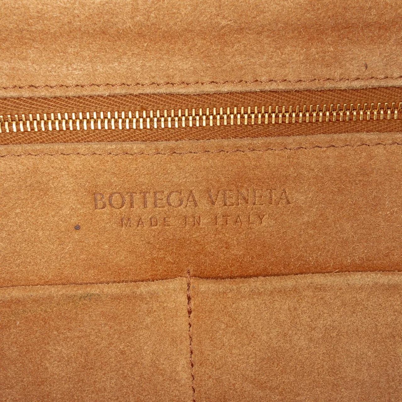 Thumbnail - Bottega Veneta Shopper - Medium Grained Calfskin Maxi Intrecciato Arco Bag - Gr. unisize - in Braun - für Damen