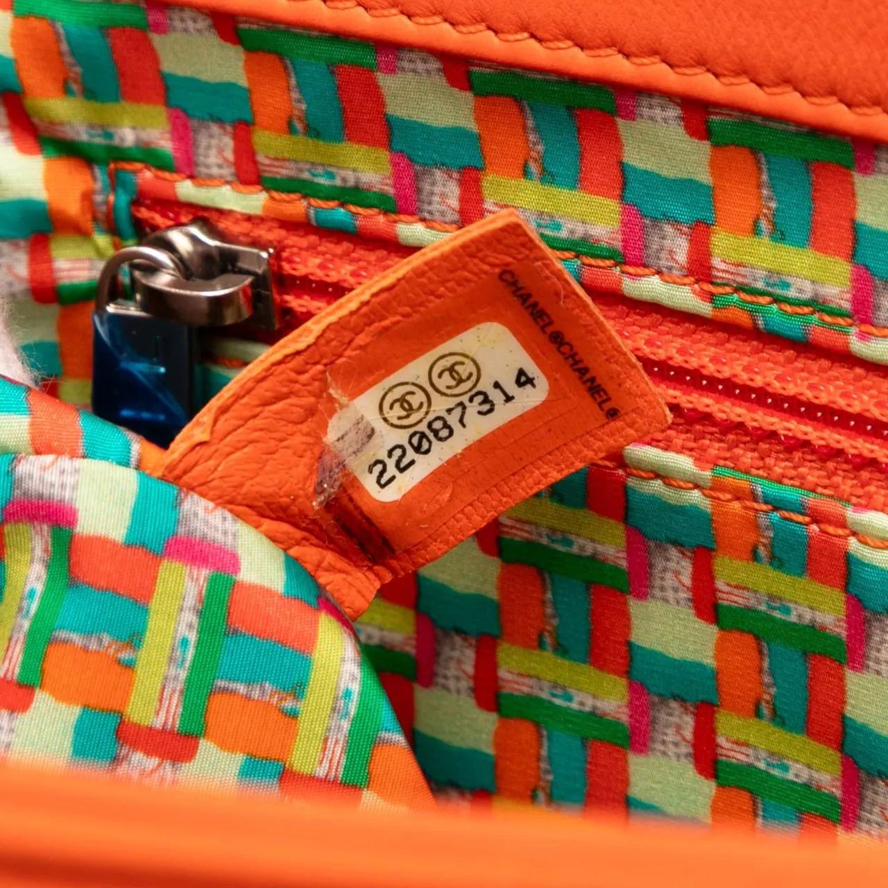 Thumbnail - Chanel Hobo Bags - Medium Quilted Lambskin Rubber Coco Rain Flap - Gr. unisize - in Orange - für Damen