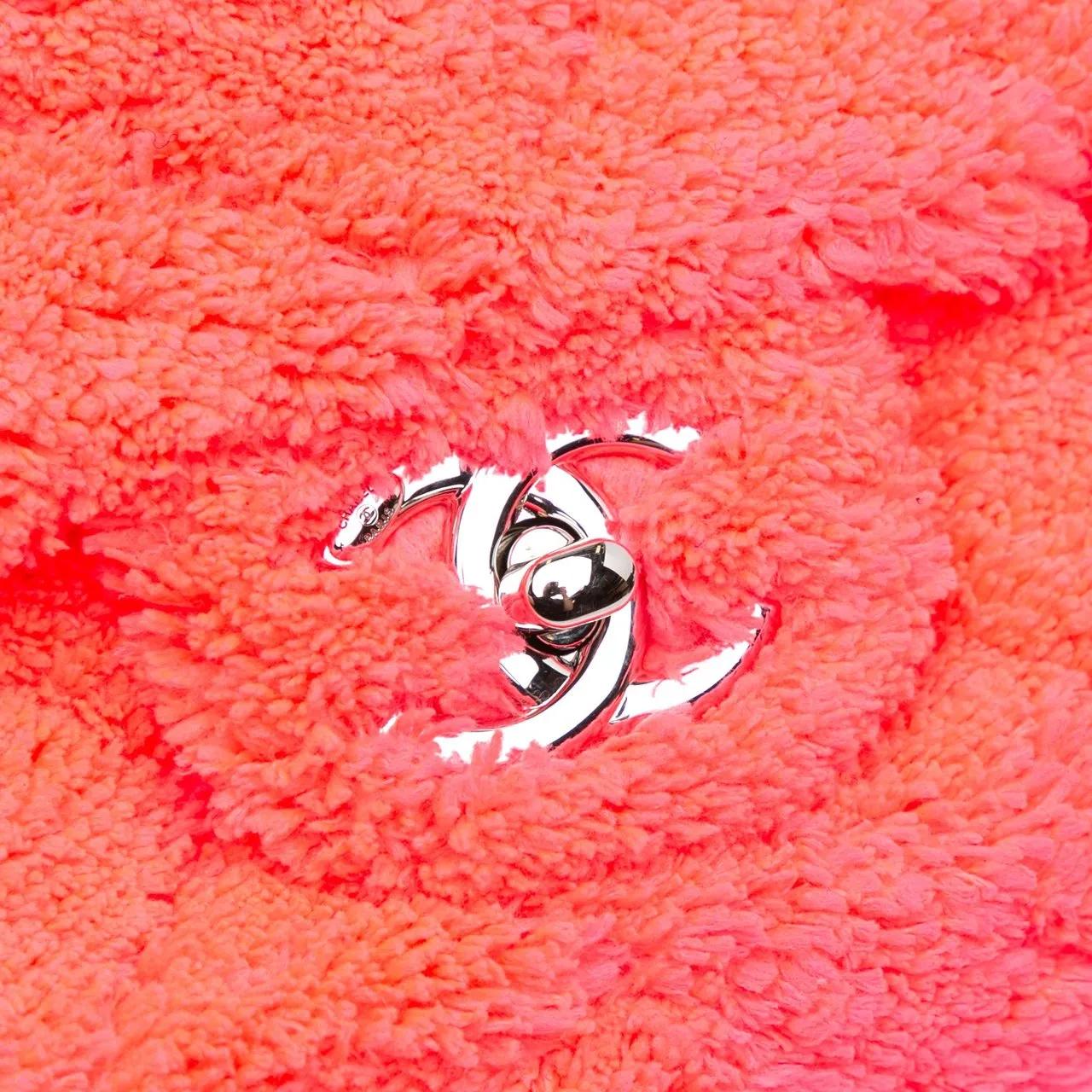 Chanel Hobo bags 2019 Medium Quilted Terry Cloth Coco Beach Flap in poeder roze