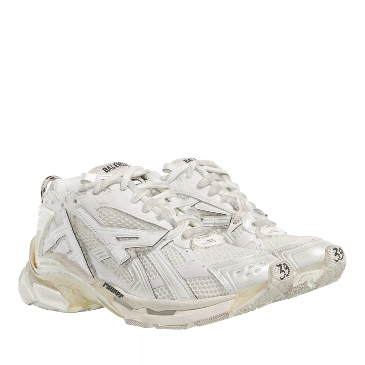 Runner discount white shoes