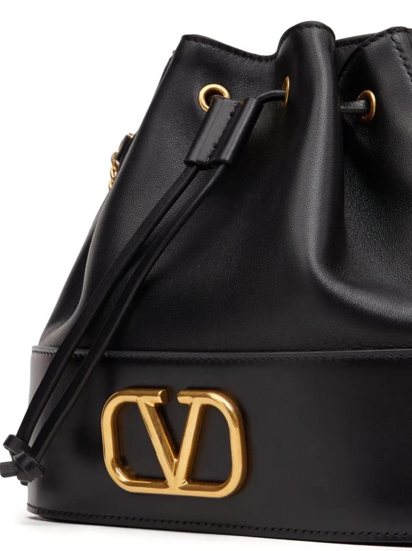 Thumbnail - Valentino Garavani Beuteltaschen - Structured Bucket Bag With Drawstring Closure - Gr. unisize - in Schwarz - für Damen