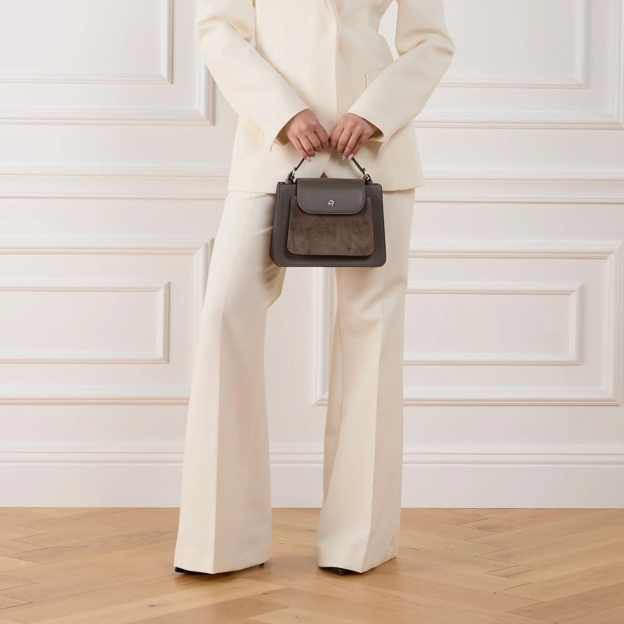 Aigner Crossbody bags Delia in grijs