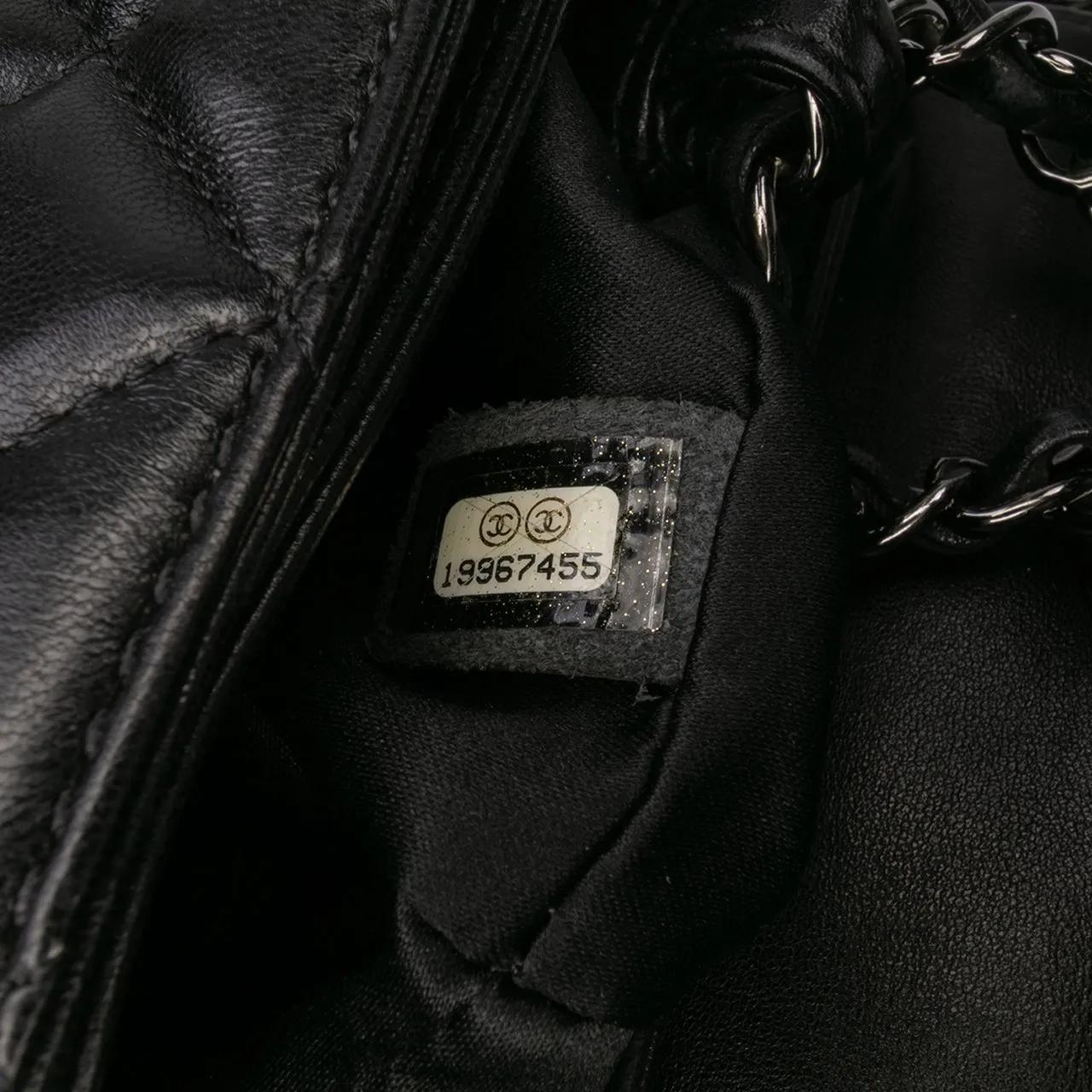 Thumbnail - Chanel Hobo Bags - Small Quilted Lambskin Coco Loop Flap - Gr. unisize - in Schwarz - für Damen