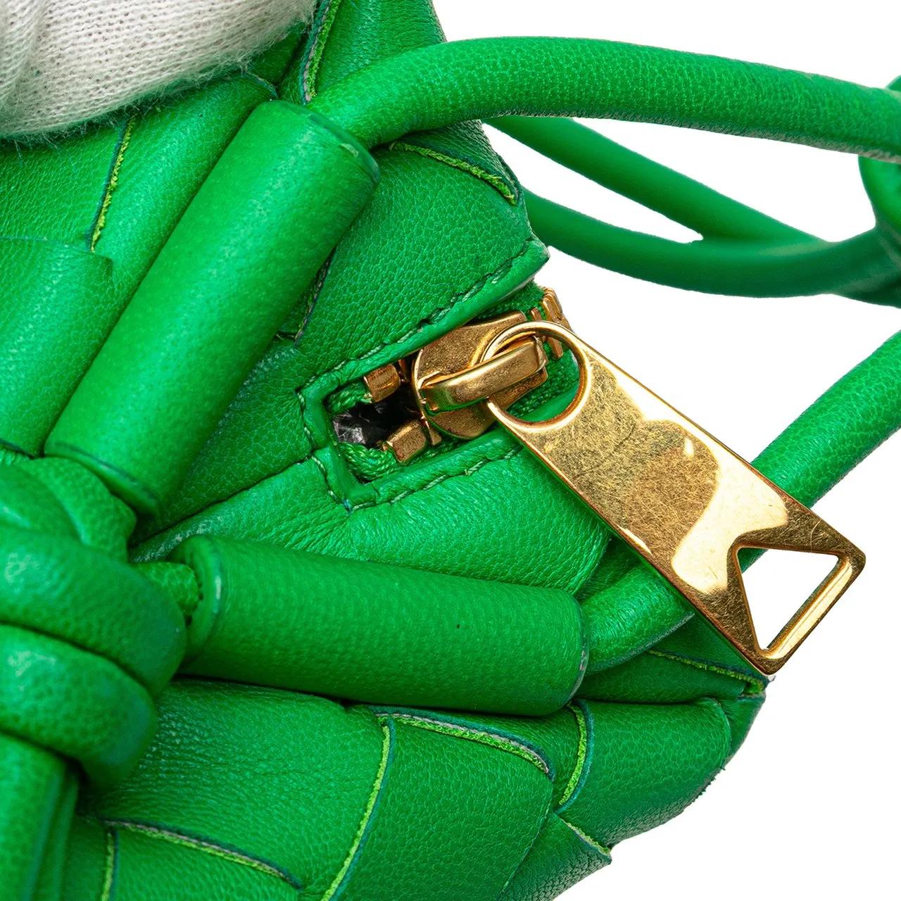 Thumbnail - Bottega Veneta Hobo Bags - Mini Lambskin Intrecciato Loop Camera Bag - Gr. unisize - in Grün - für Damen