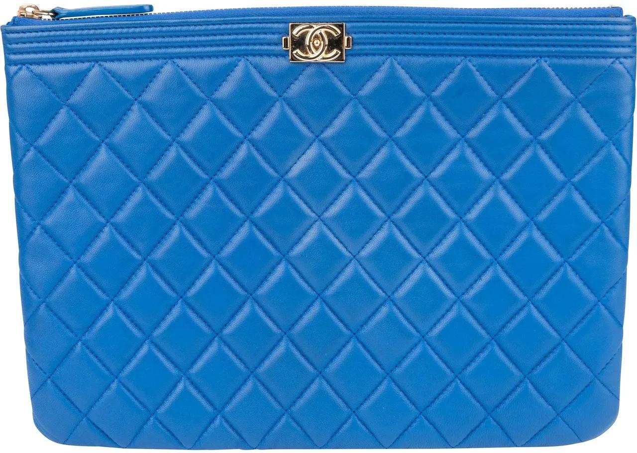 Chanel Crossbody Bags - Chanel Quilted Lambskin Boy CC Clutch - Gr. unisize - in Blau - für Damen