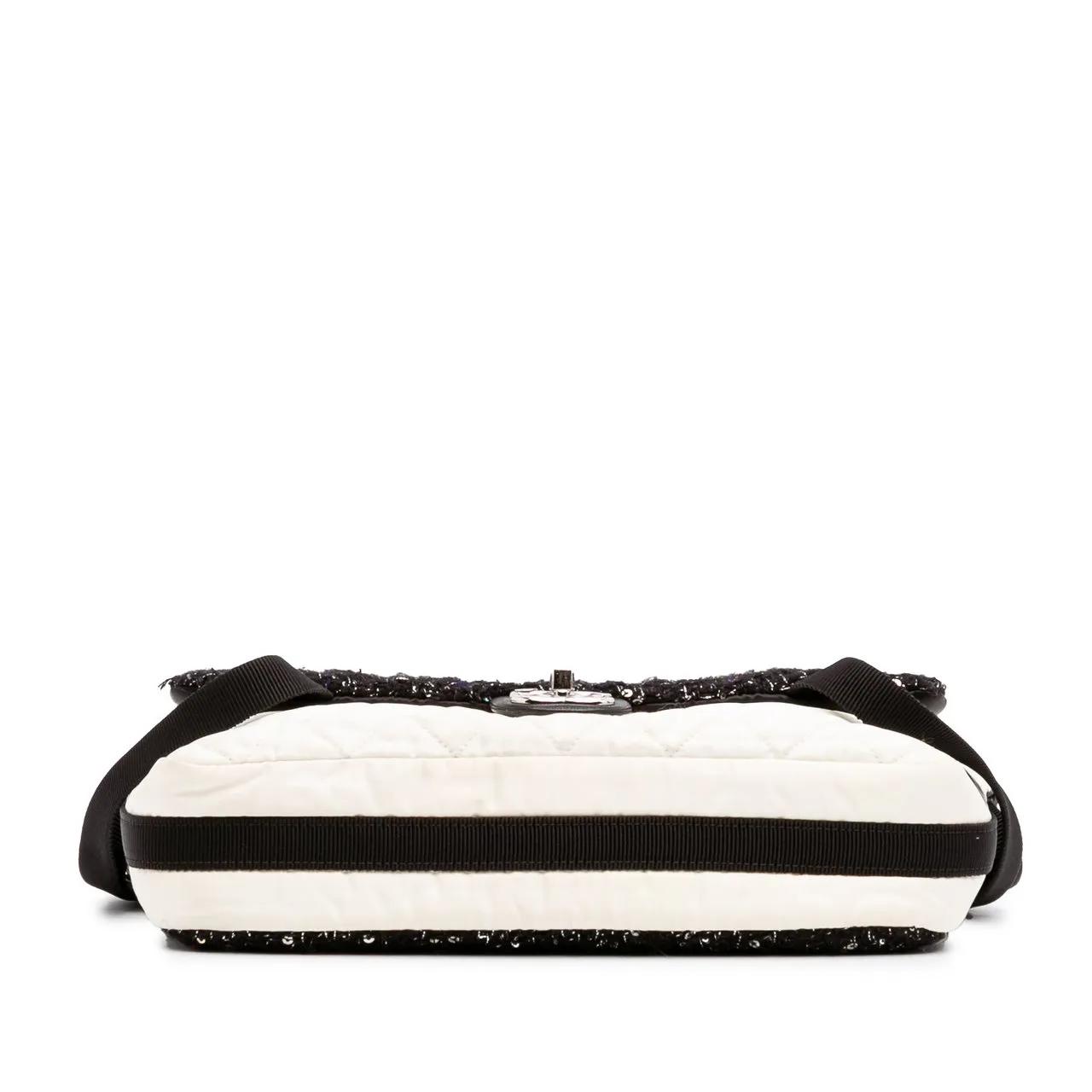 Thumbnail - Chanel Hobo Bags - Bicolor Tweed and Nylon Astronaut Essentials Flap - Gr. unisize - in Schwarz - für Damen