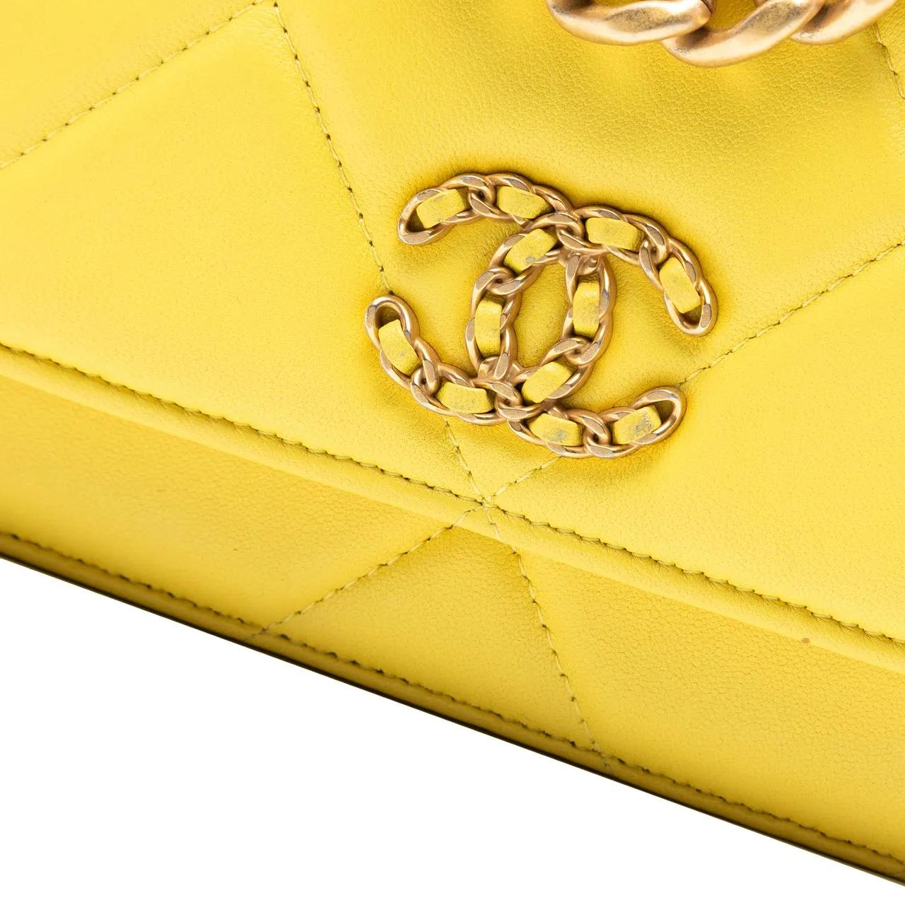 Thumbnail - Chanel Hobo Bags - Quilted Lambskin 19 Wallet on Chain - Gr. unisize - in Gelb - für Damen