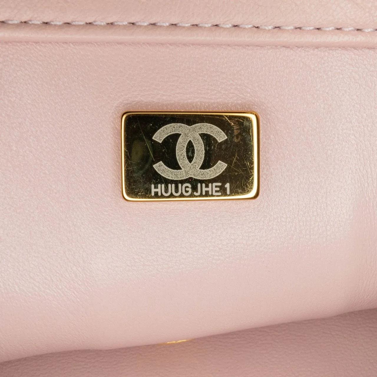 Chanel Hobo bags 2021-2024 CC Quilted Lambskin Embellished Chain Fl in poeder roze