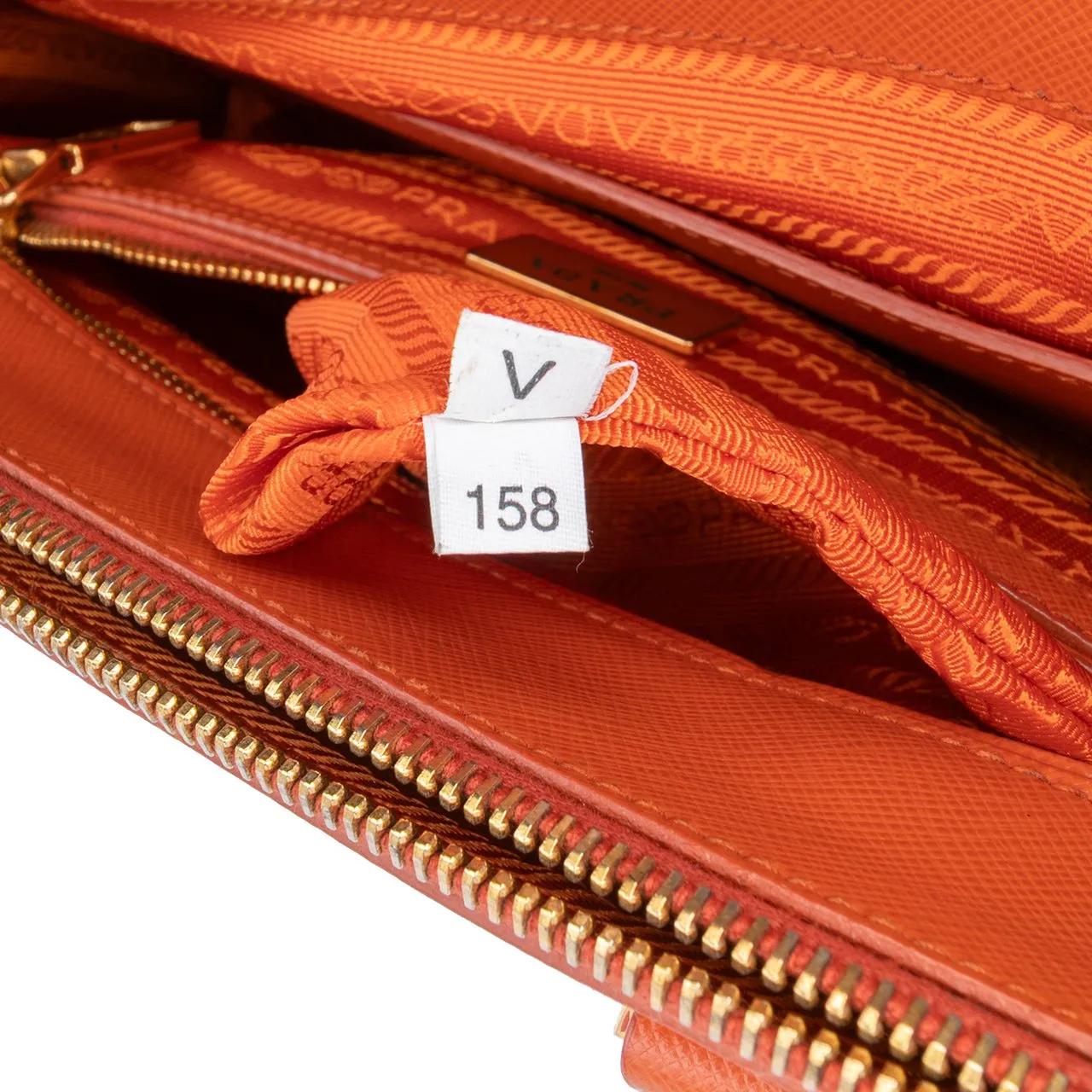 Thumbnail - Prada Hobo Bags - Small Saffiano Lux Galleria Double Zip Satchel - Gr. unisize - in Orange - für Damen