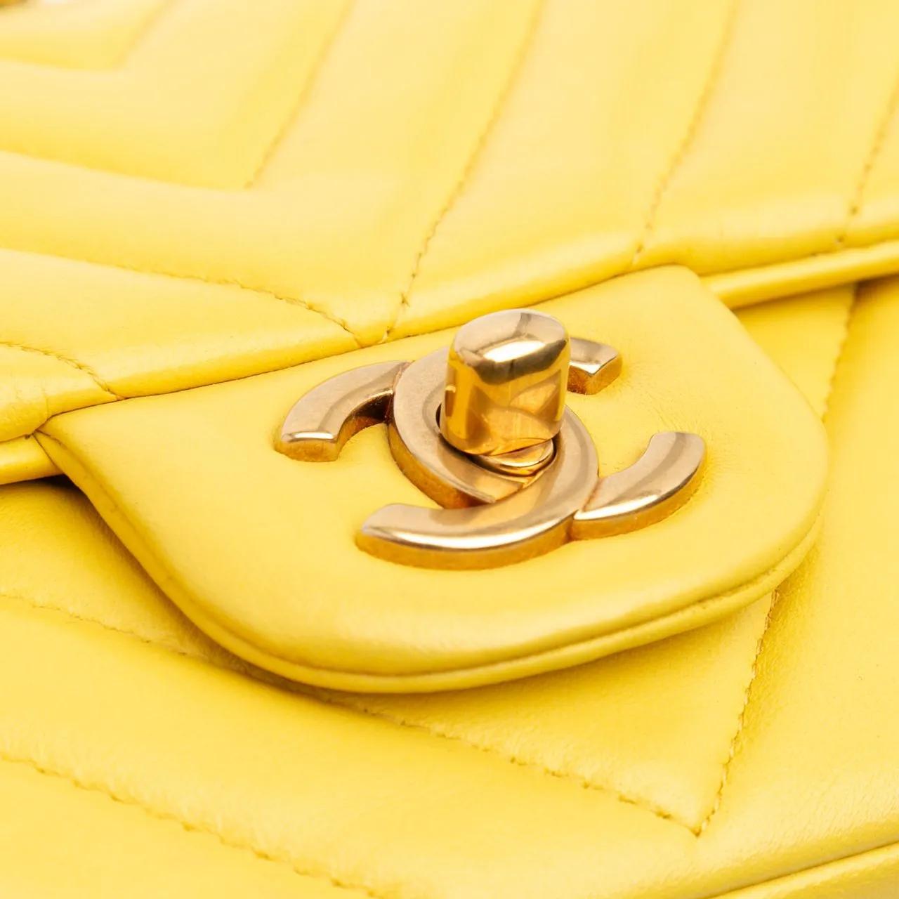 Thumbnail - Chanel Hobo Bags - Mini Rectangular Classic Chevron Lambskin Single F - Gr. unisize - in Gelb - für Damen