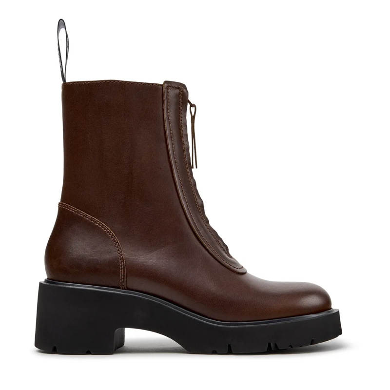 Camper Stiefel Unser Milah kombiniert eine robuste Sohle mit eine mittel-braun