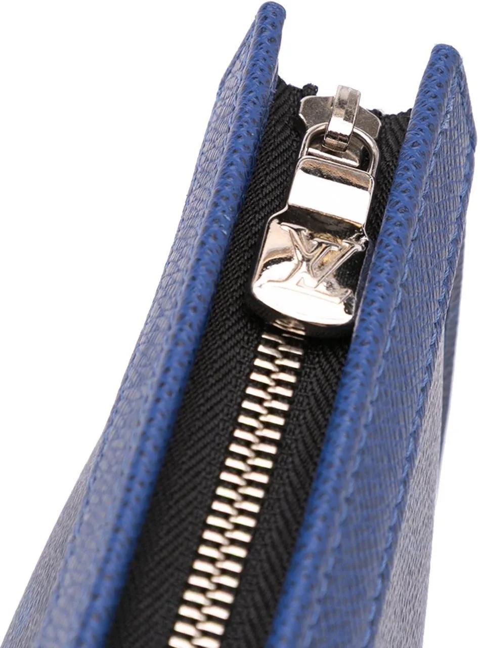 Thumbnail - Louis Vuitton Clutches - 2000-2024 Monogram Taigarama Pochette Voyage MM - Gr. unisize - in Blau - für Damen
