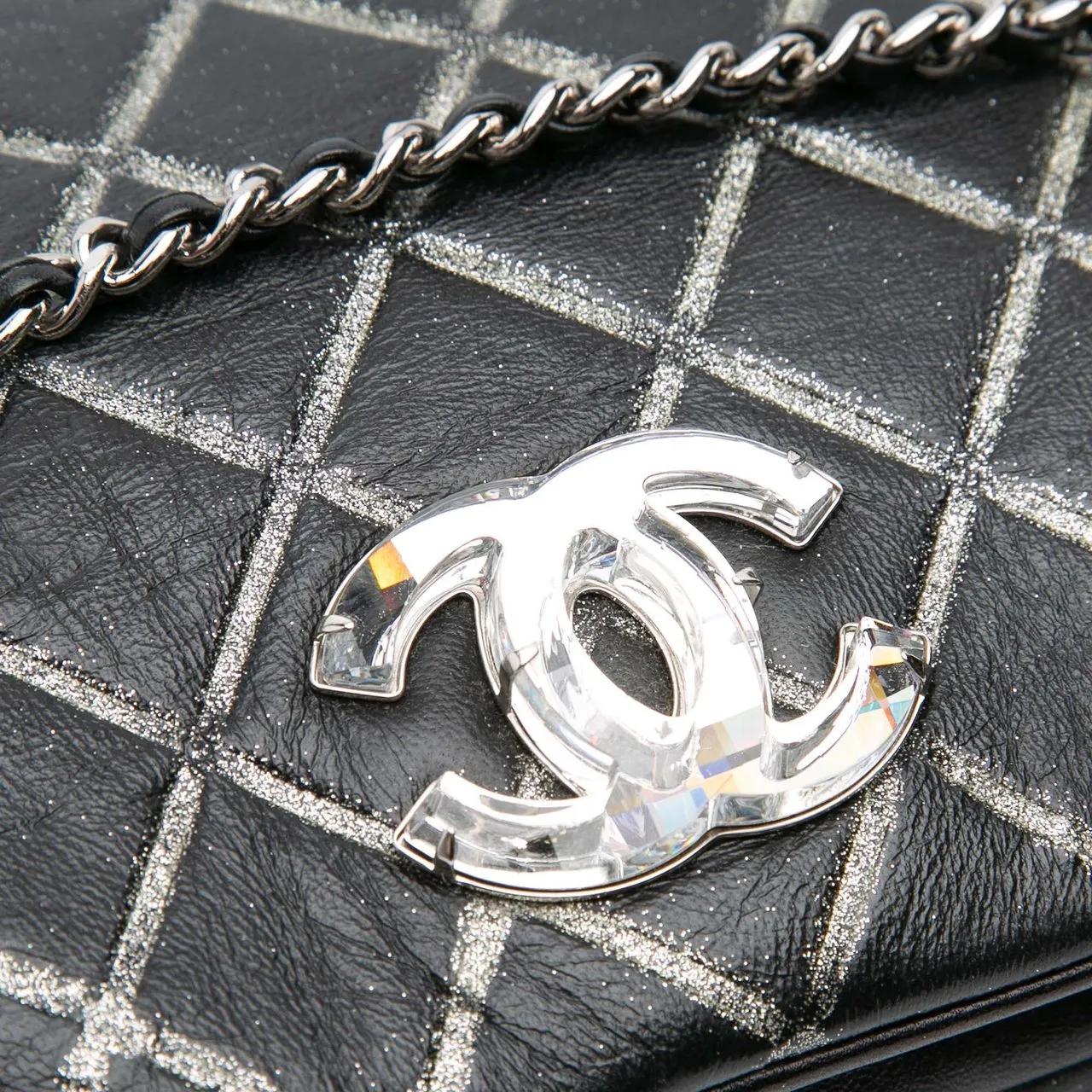 Thumbnail - Chanel Hobo Bags - Quilted Metallic Distressed Lambskin CC Crystal Fl - Gr. unisize - in Schwarz - für Damen